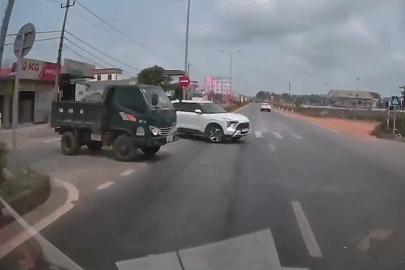  Khuất tầm nhìn vẫn lao sang đường, xe con bị xe tải tông văng 