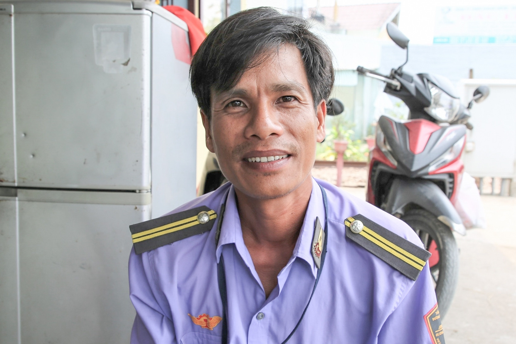 Nhân viên đường sắt nói lý do đá người đàn ông tông gãy gác chắn khi tàu sắp tới