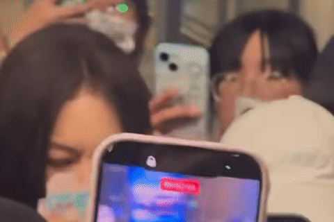 Nữ diễn viên 36 tuổi hoảng loạn bật khóc giữa sân bay