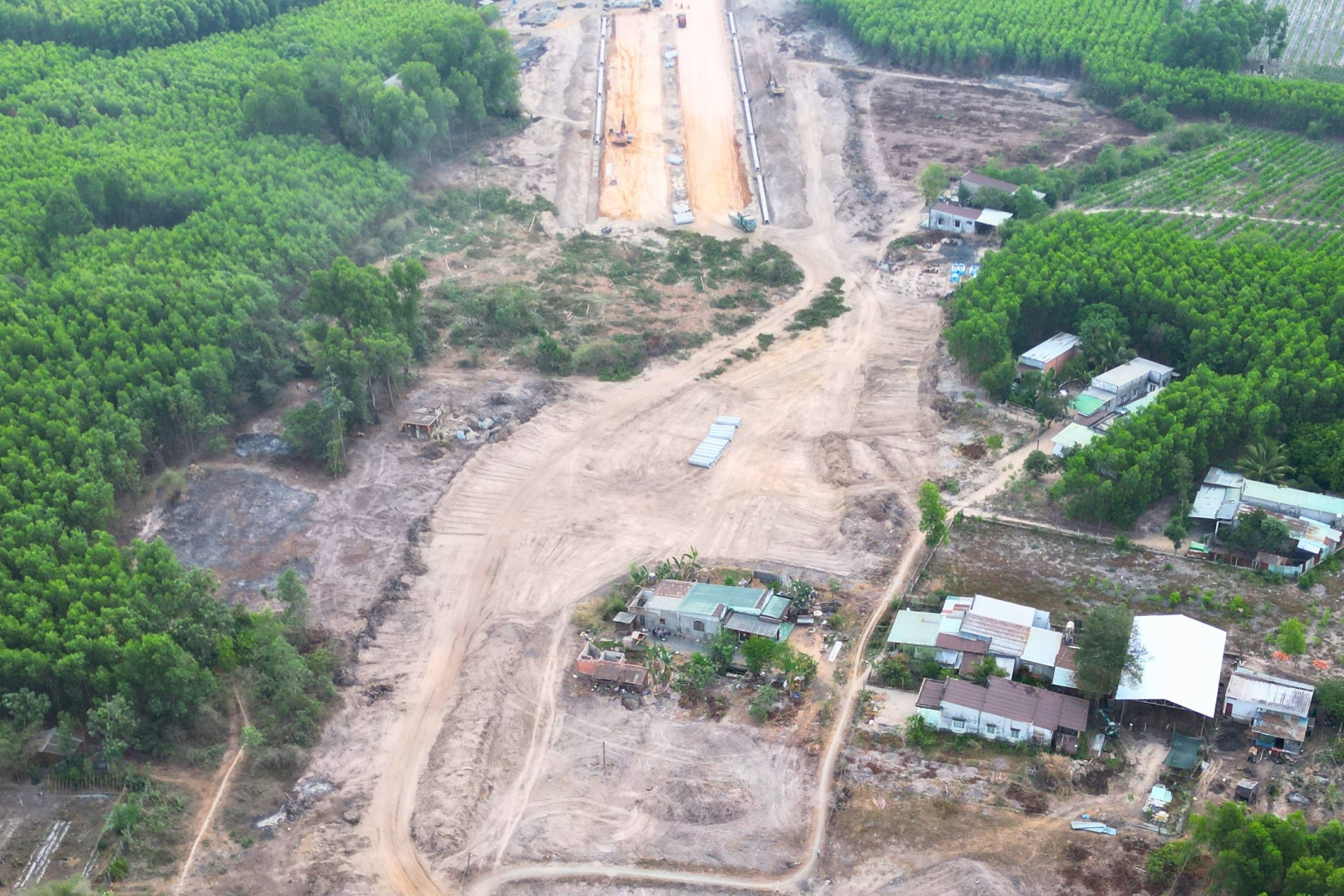 'Nút thắt' cản tiến độ tuyến đường kết nối sân bay Long Thành