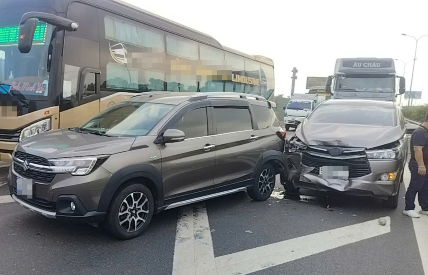  Ô tô tông liên hoàn trên cao tốc, ùn tắc kéo dài gần 10km 
