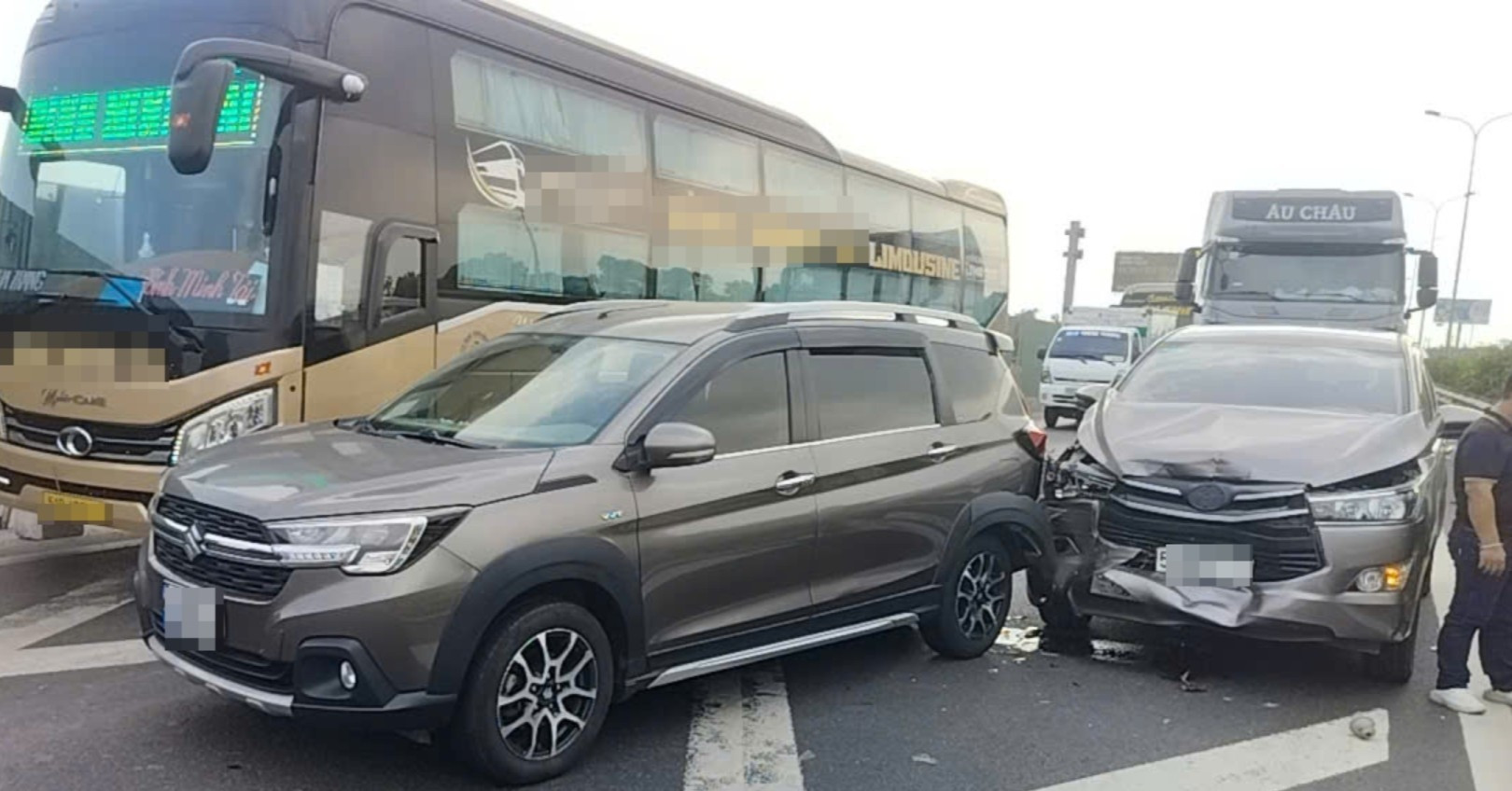 Xe tải tông liên hoàn trên cao tốc, ùn tắc kéo dài gần 10 km