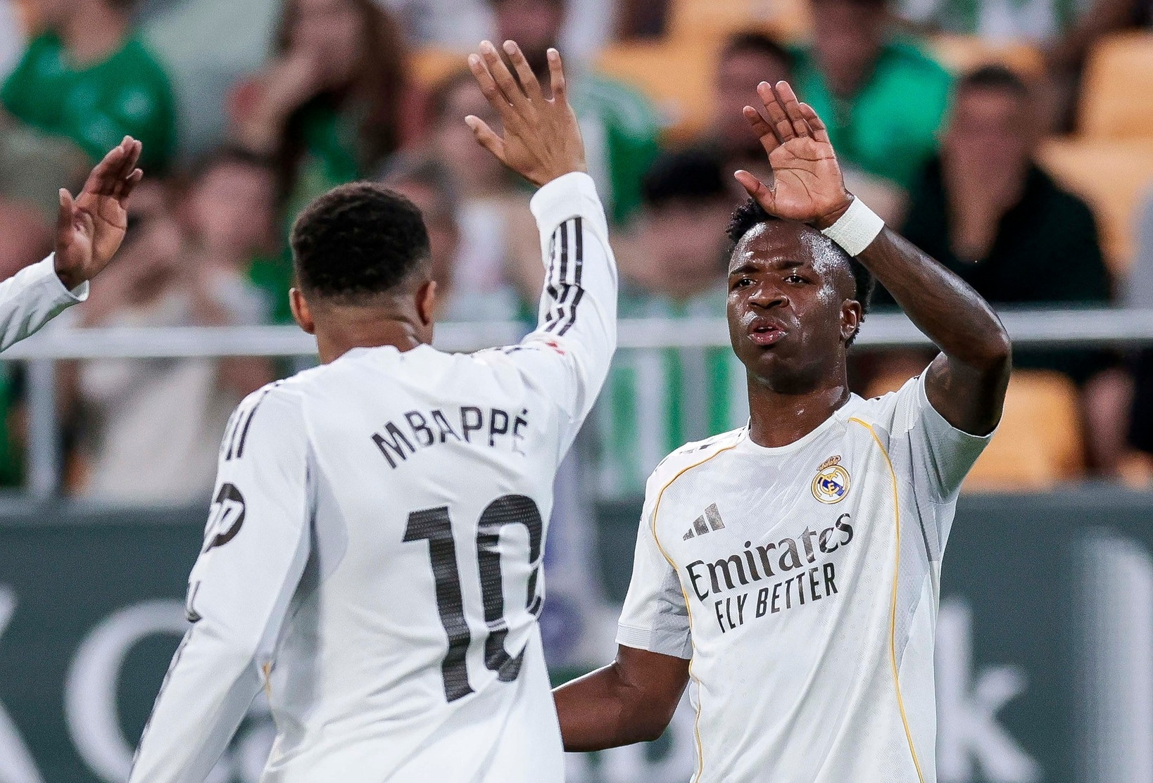 Real Madrid đánh rơi chiến thắng phút 90+4, Barca reo vui