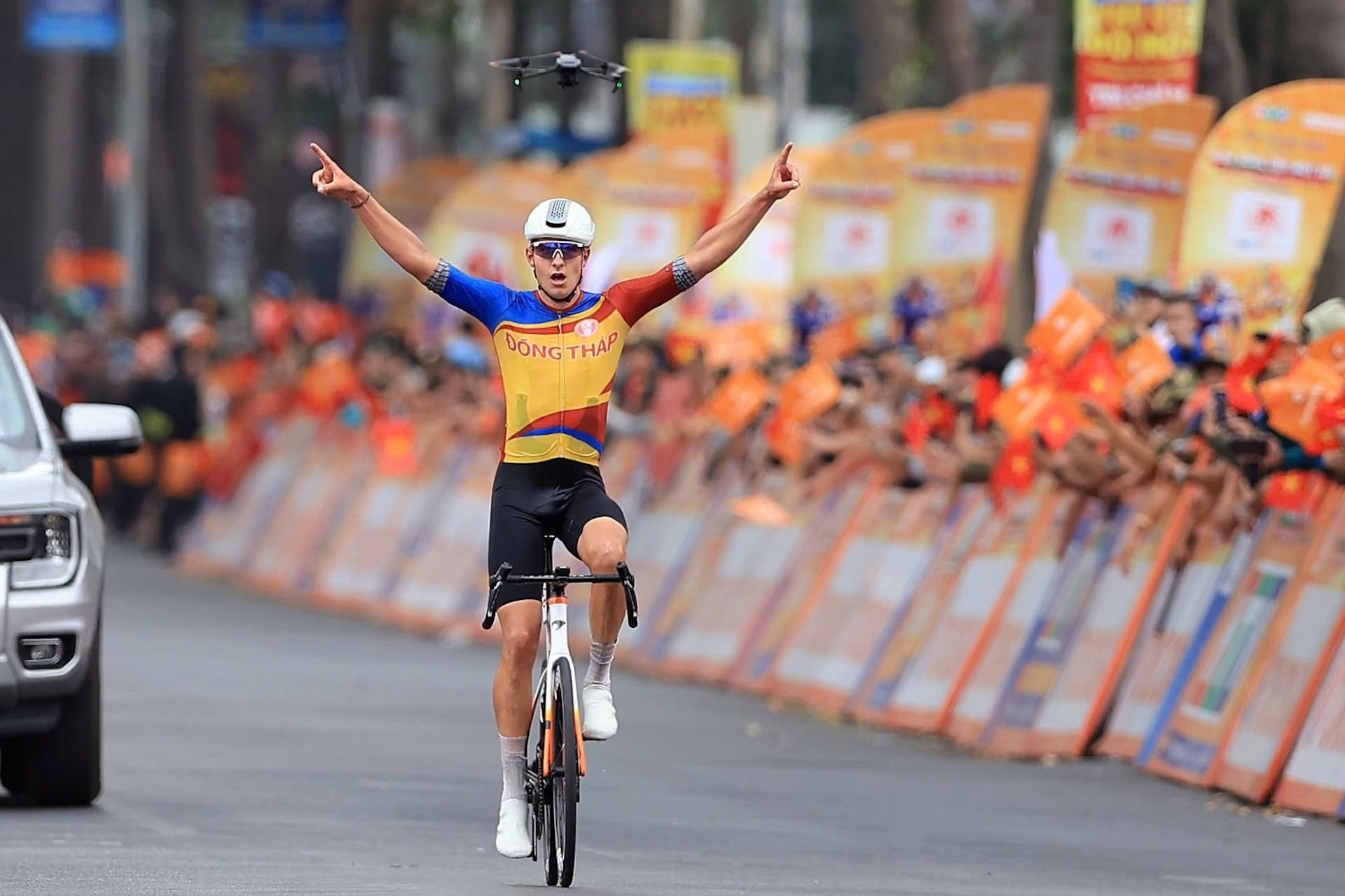 Tay đua Thụy Sĩ tỏa sáng, Đồng Tháp thắng chặng 20 Cúp truyền hình TPHCM