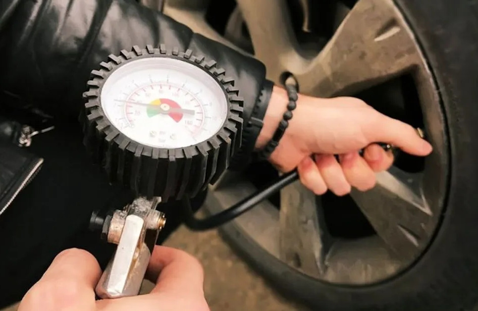  Thói quen bơm lốp phổ biến có thể gây hại cho ô tô, nhiều người hay gặp phải 