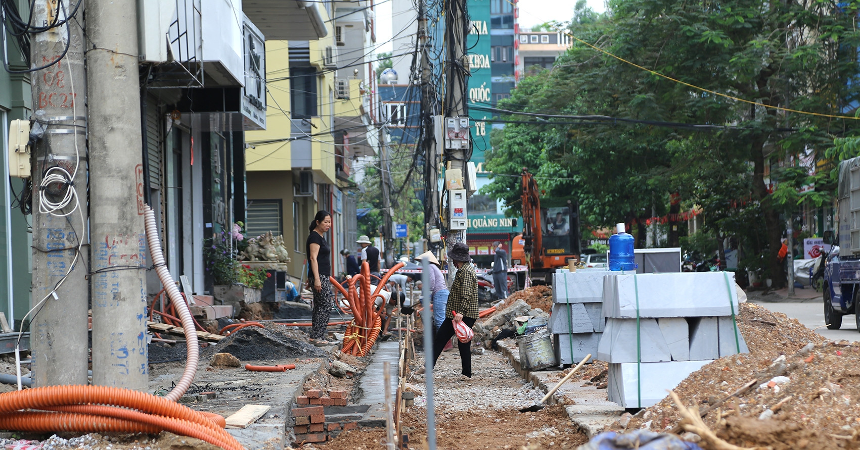 &amp;apos;Thủ phủ&amp;apos; du lịch Quảng Ninh ngổn ngang, người dân lo hụt khách dịp lễ