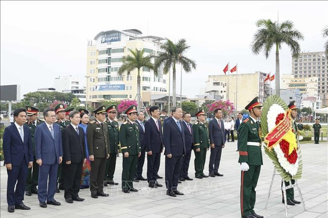 Tổng Bí thư, Chủ tịch nước dâng hương tưởng niệm các Anh hùng liệt sĩ tại Đà Nẵng