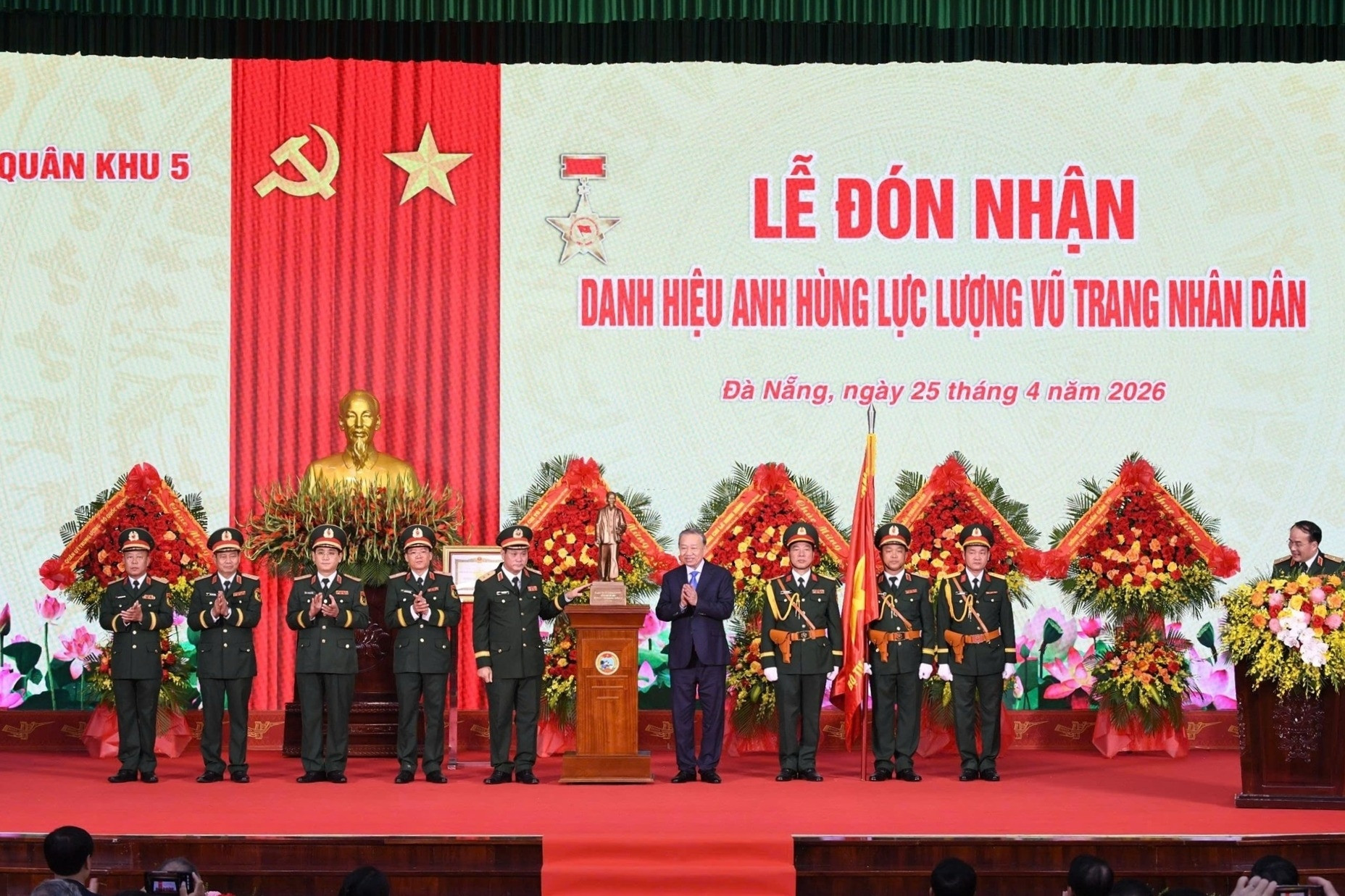 Tổng Bí thư, Chủ tịch nước trao danh hiệu Anh hùng lực lượng vũ trang nhân dân cho Quân khu 5
