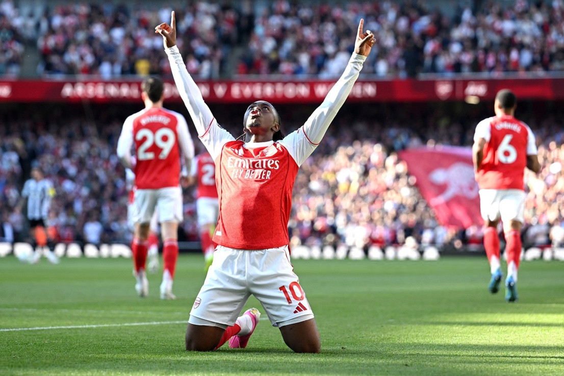  Thắng vất vả Newcastle, Arsenal trở lại đầu bảng Premier League 