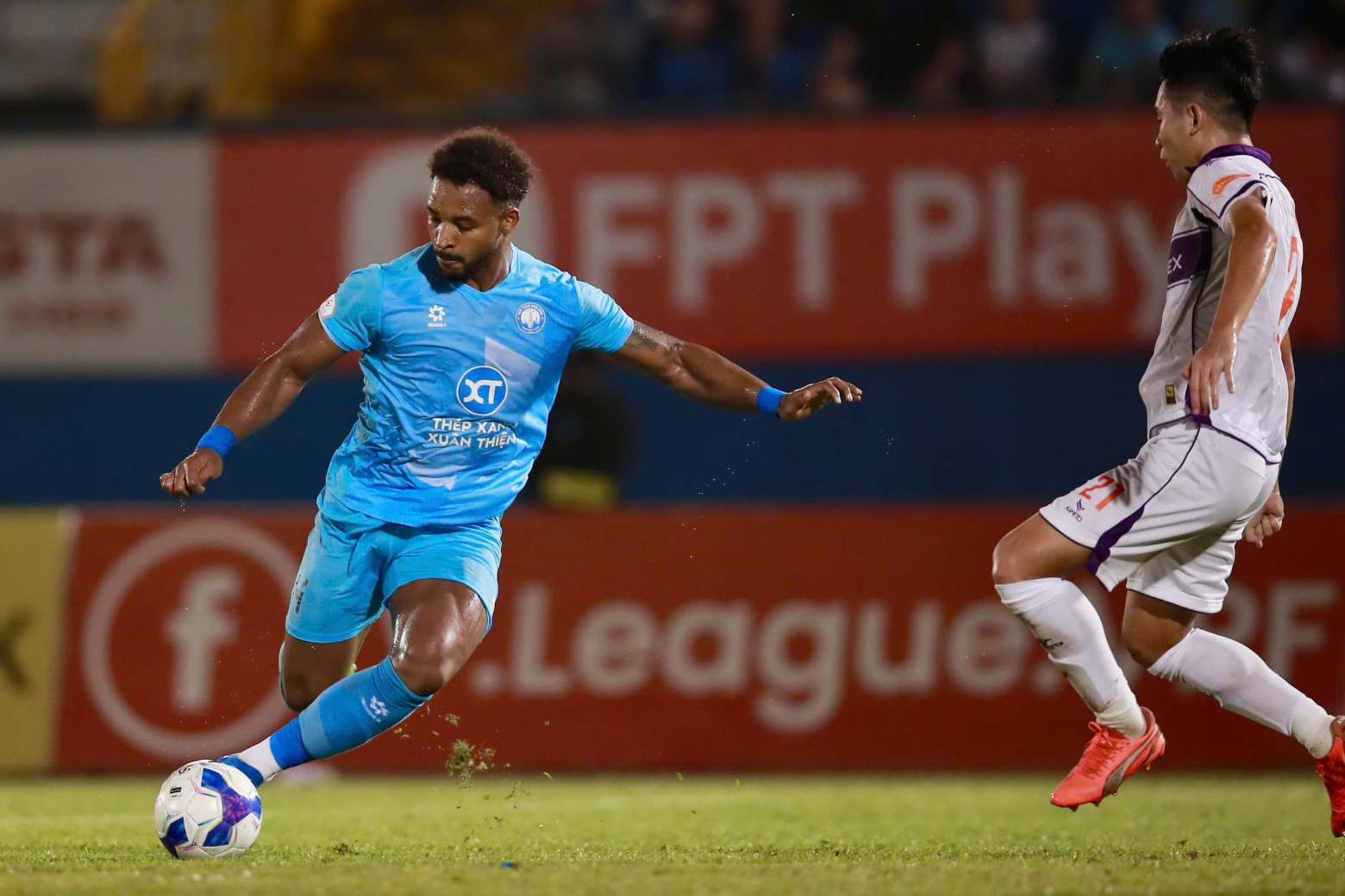 Xuân Son vô duyên, Nam Định thoát thua nhờ tuyệt phẩm sút phạt