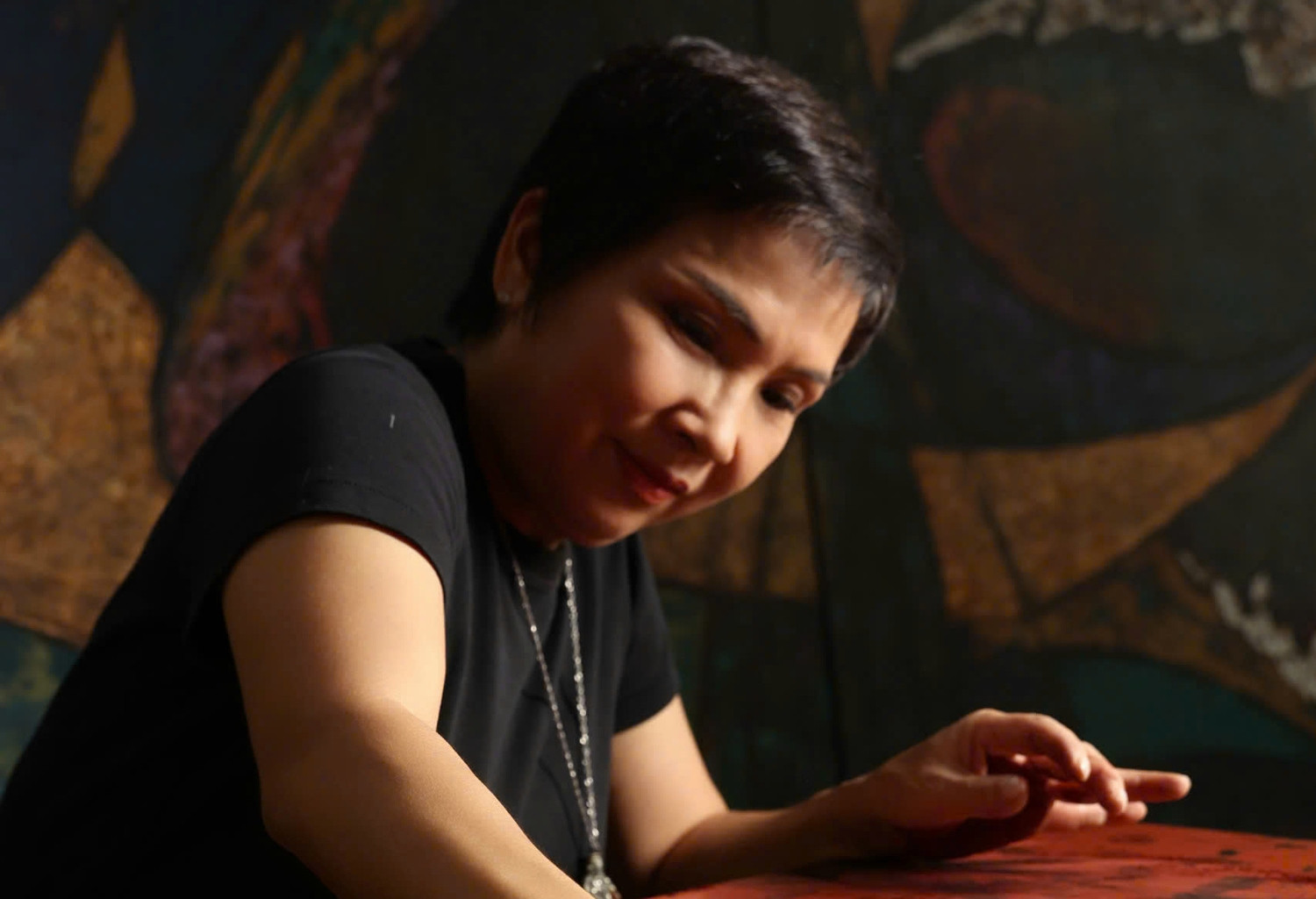 Từ đứa trẻ tự kỷ đến hành trình tận hiến với hội họa sơn mài của Hiền Nguyễn