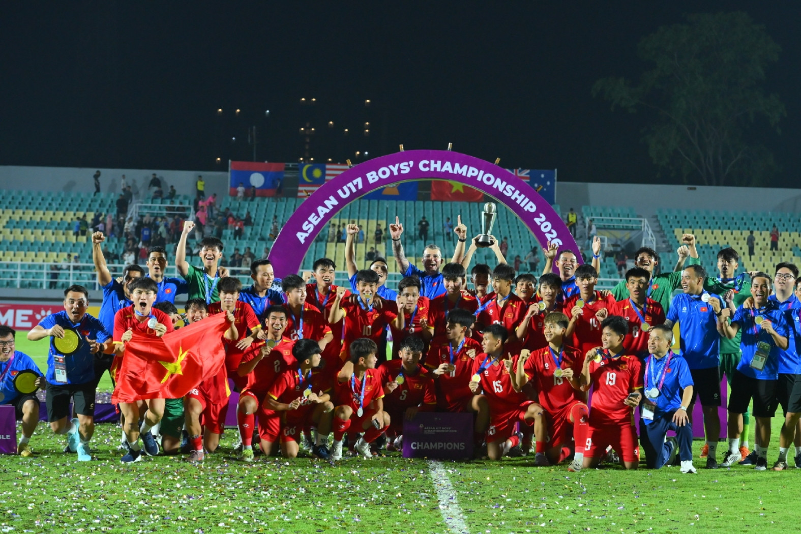  Tưng bừng khoảnh khắc U17 Việt Nam nâng Cúp vô địch Đông Nam Á 