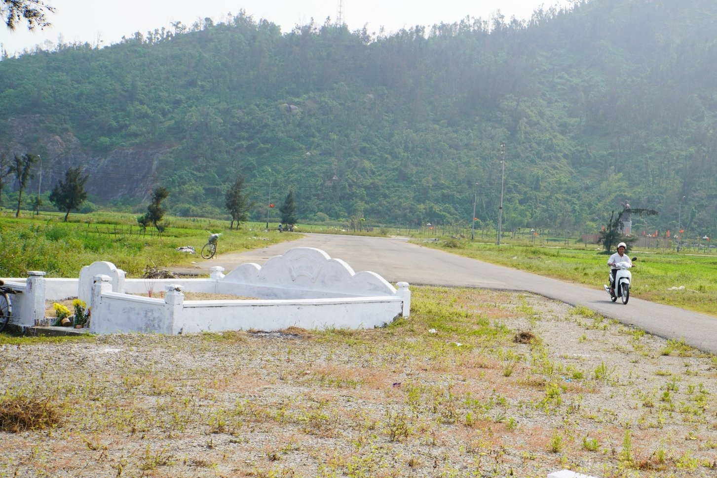 Tuyến đường du lịch biển Lộc Hà dang dở nhiều năm vì một ngôi mộ