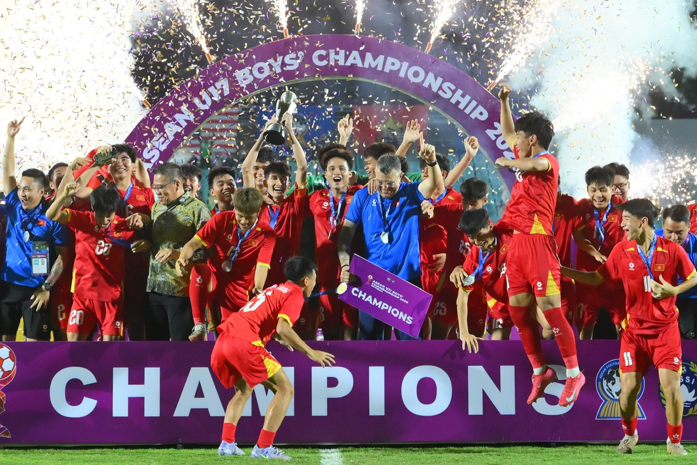U17 Việt Nam là vua Đông Nam Á: Viết trang sử mới