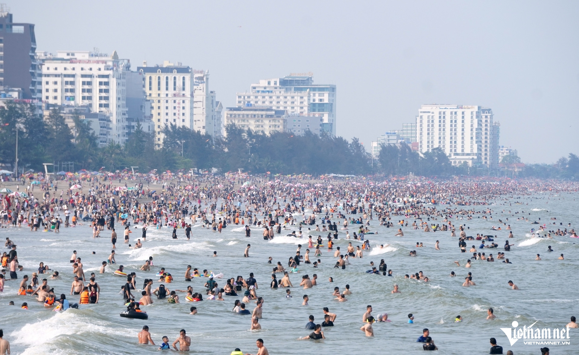 W-a1Biển Sầm Sơn ken đặc người.JPG.jpg