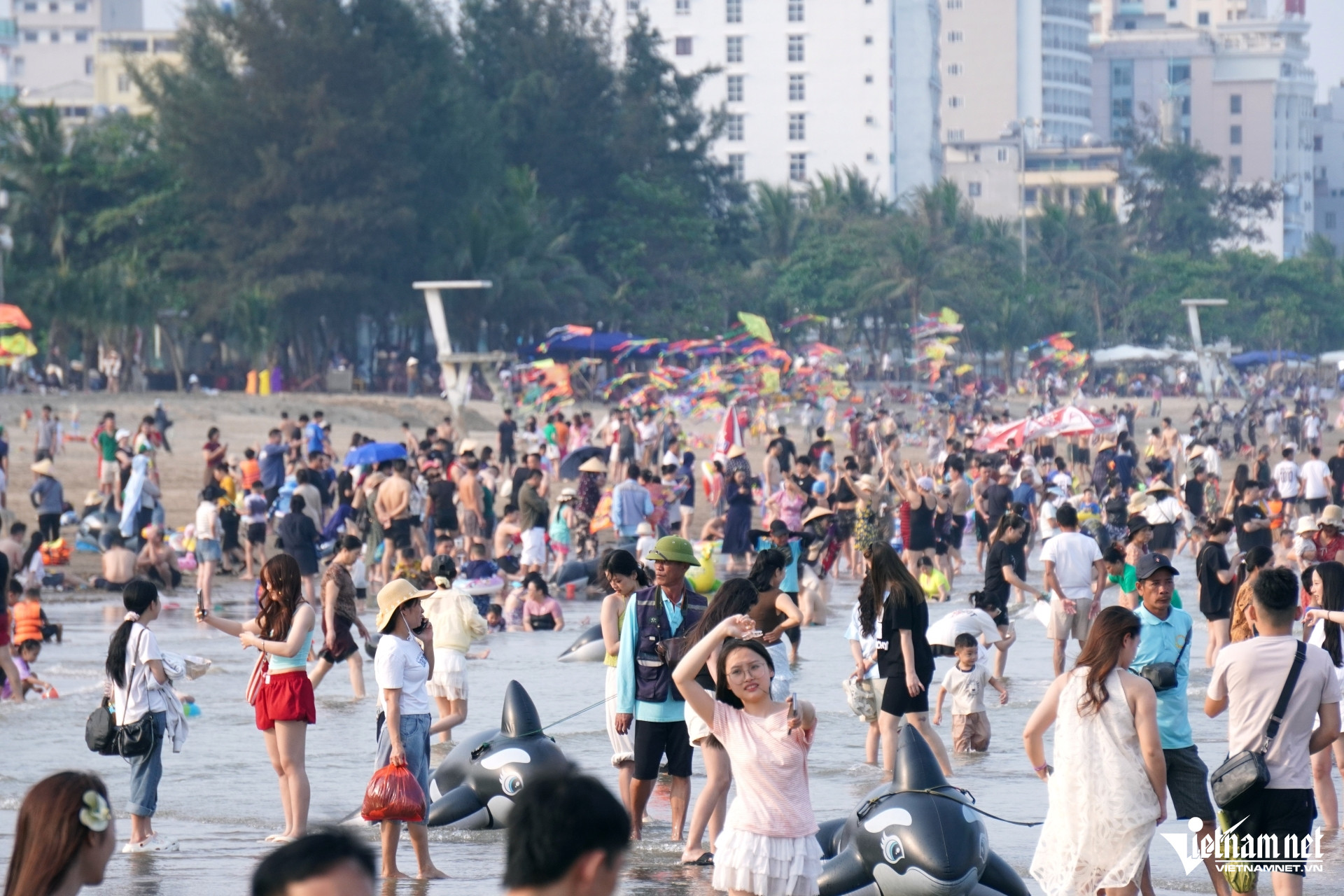 W-a2Biển Sầm Sơn ken đặc người.JPG.jpg