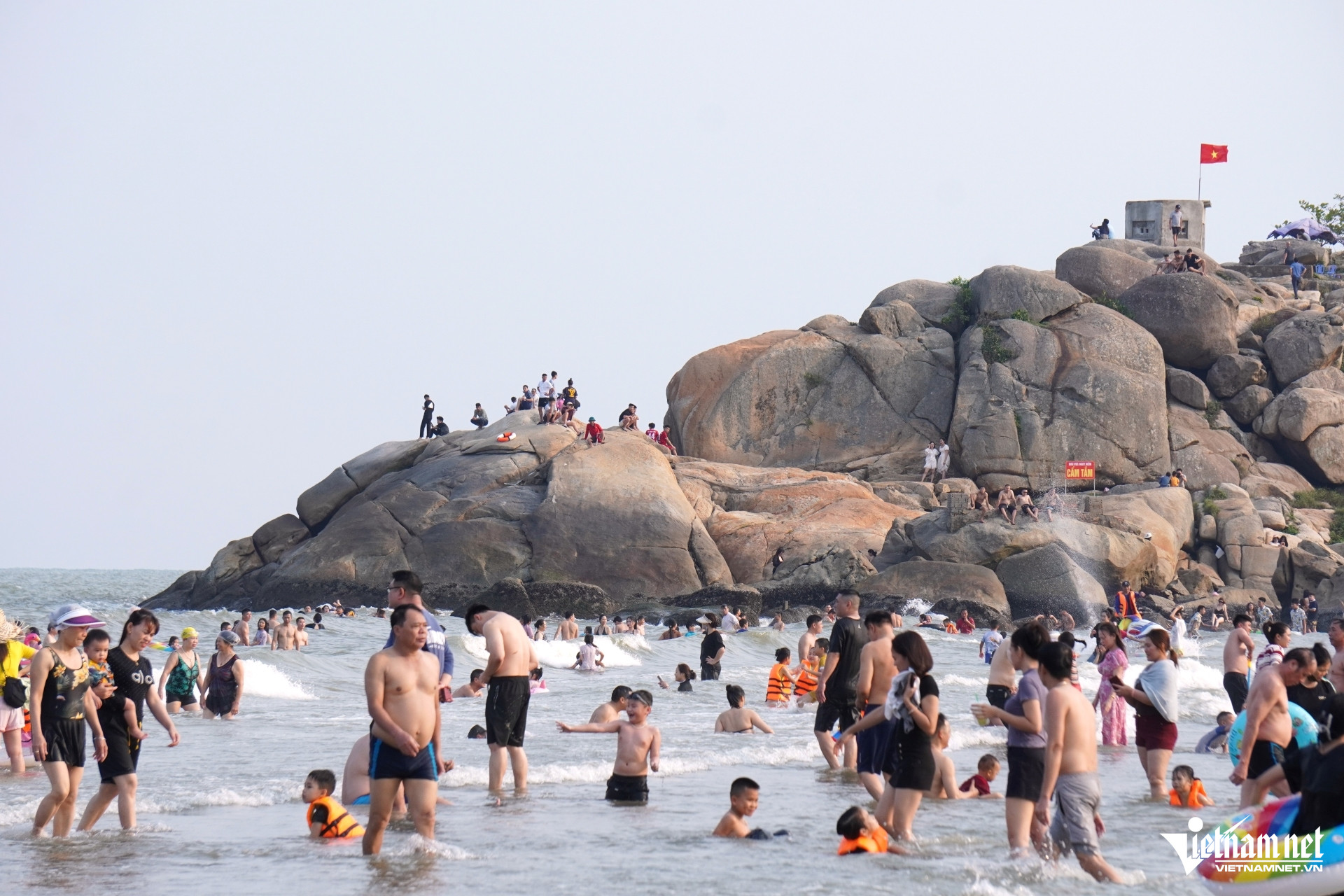 W-a3Biển Sầm Sơn ken đặc người.JPG.jpg