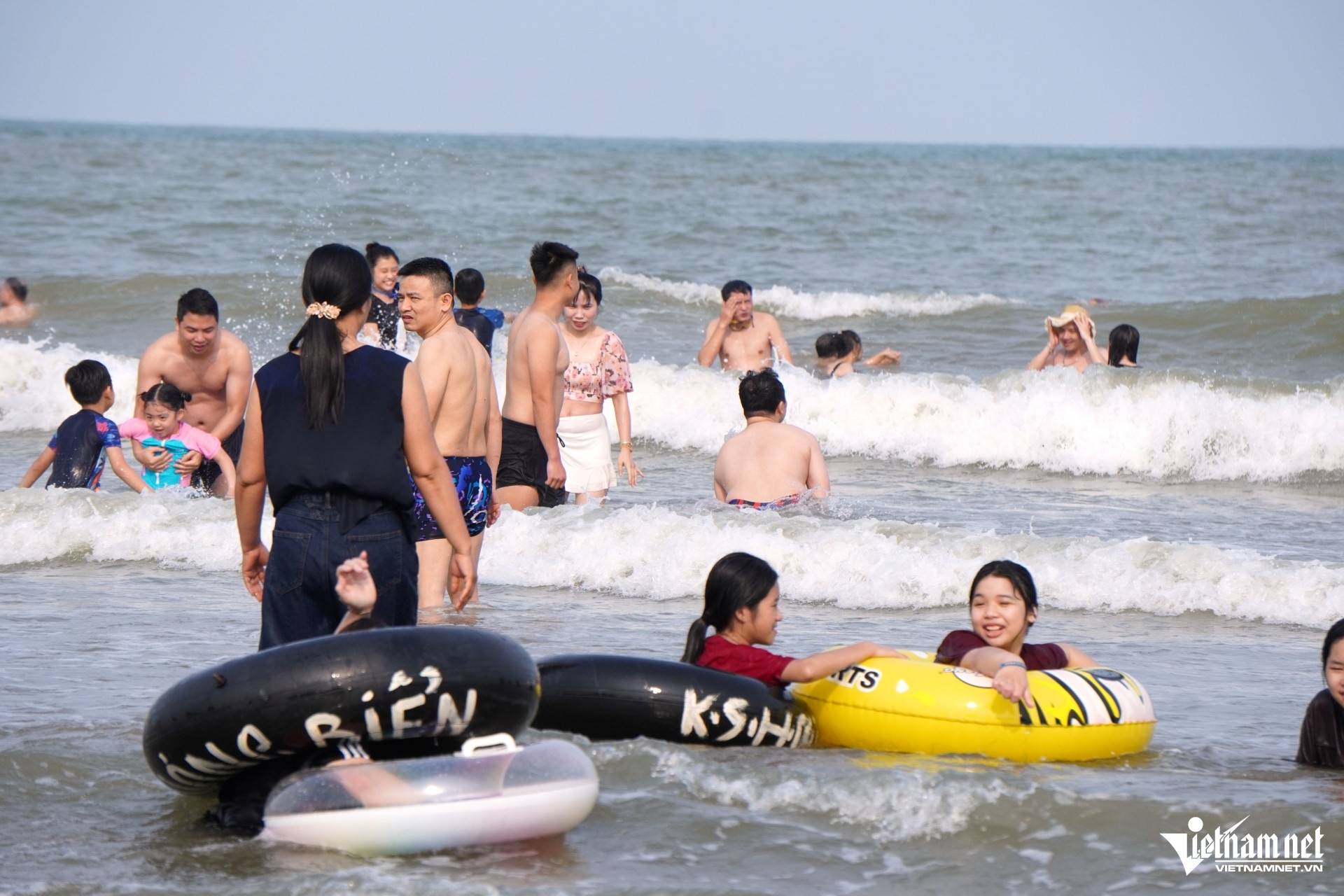 W-a4Biển Sầm Sơn ken đặc người.JPG.jpg