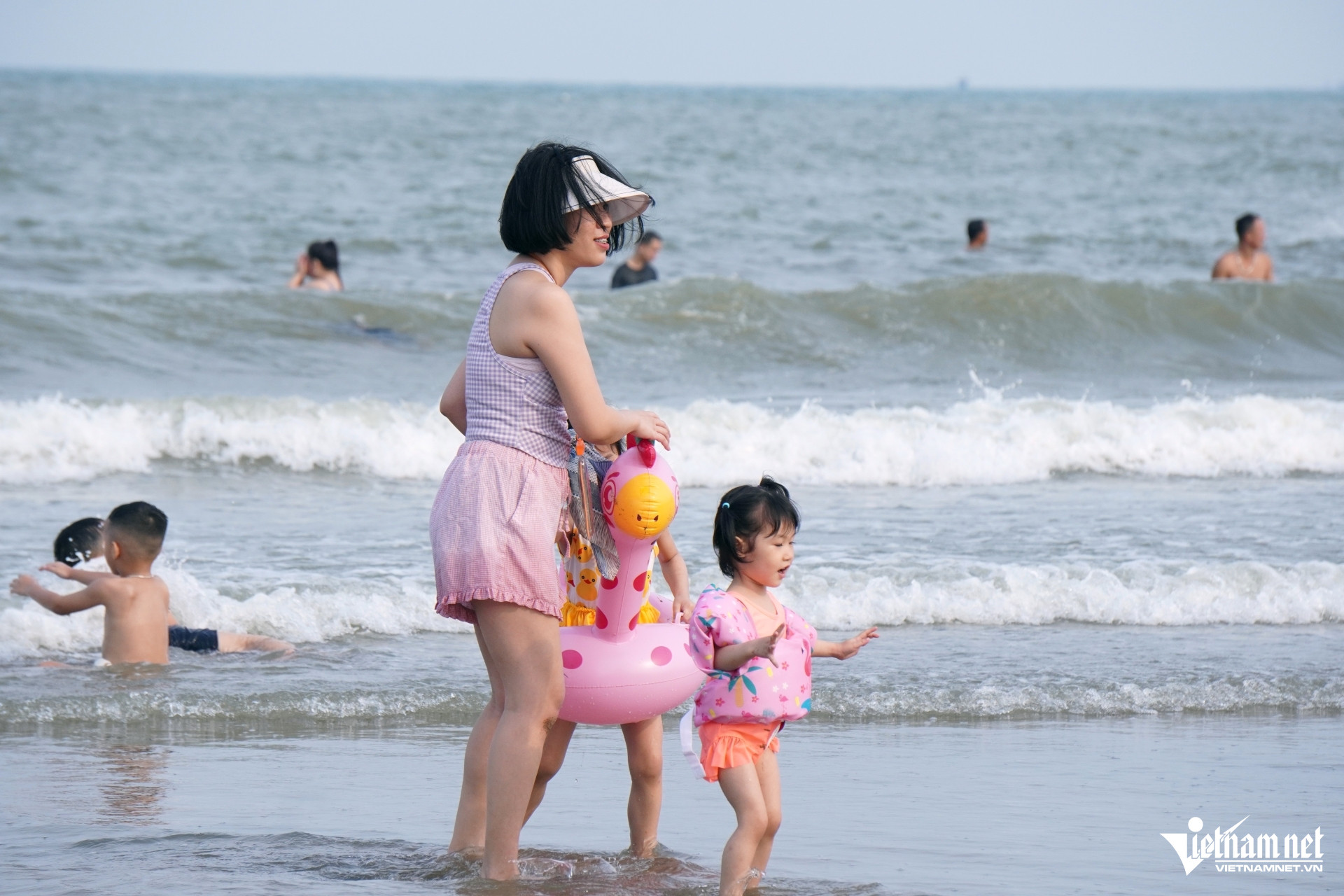 W-a5Biển Sầm Sơn ken đặc người.JPG.jpg