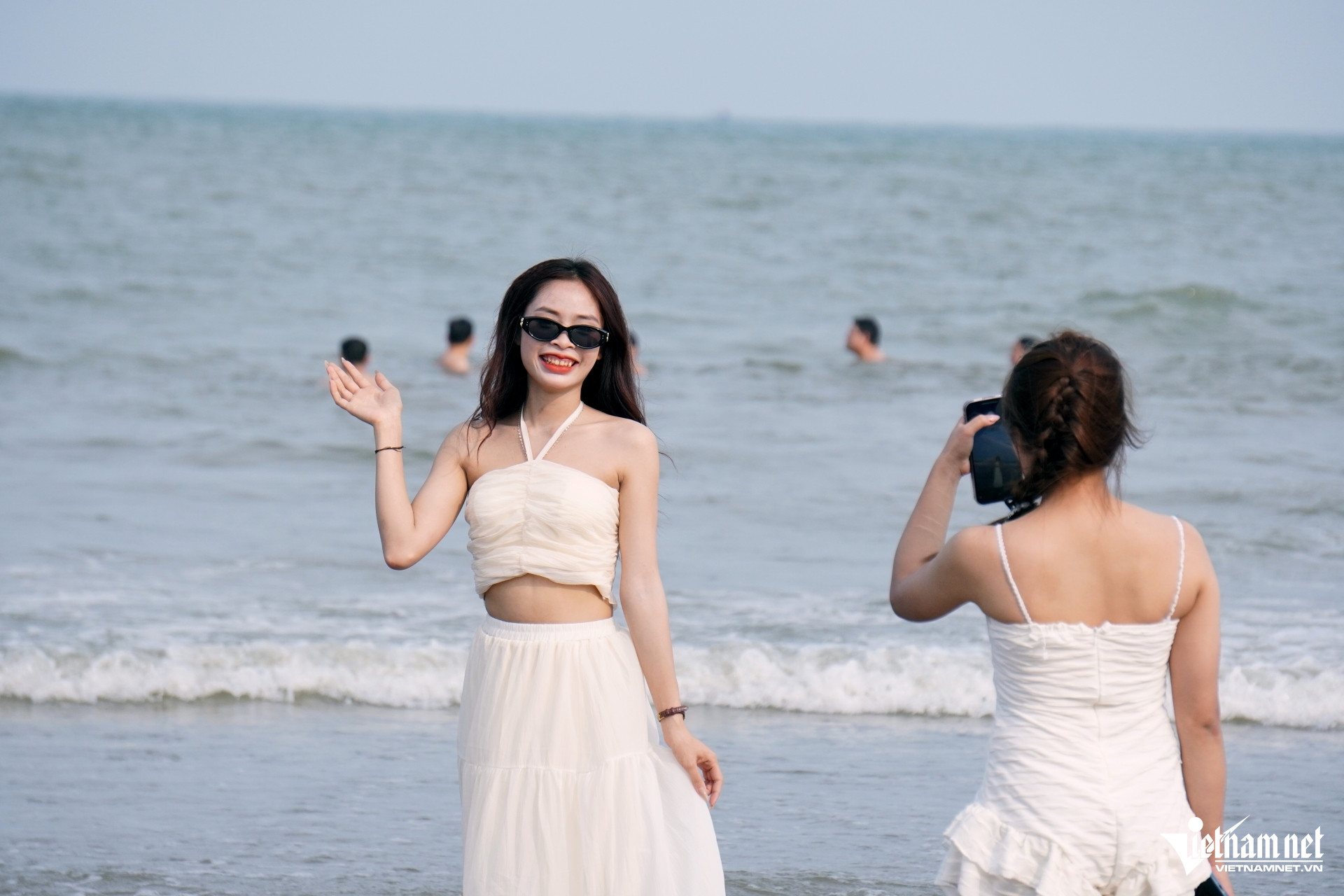 W-a6Biển Sầm Sơn ken đặc người.JPG.jpg