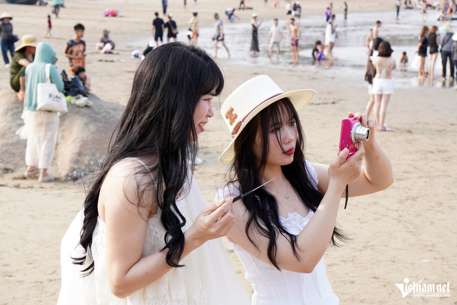 W-a7Biển Sầm Sơn ken đặc người.JPG.jpg