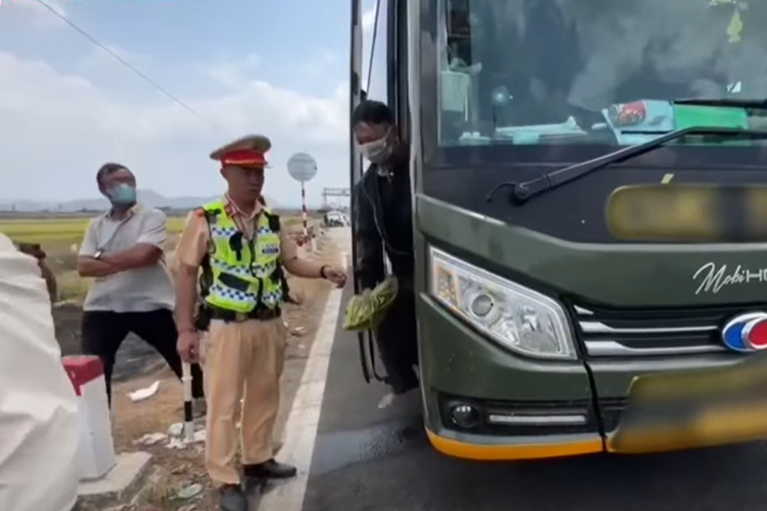 Xe khách 'nhồi' thêm 13 người dịp lễ, tài xế và chủ xe bị phạt 97,5 triệu đồng