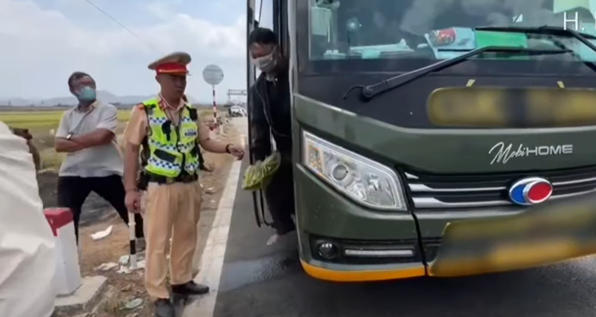 Xe khách 'nhồi' thêm 13 người dịp lễ, tài xế và chủ xe bị phạt 97,5 triệu đồng