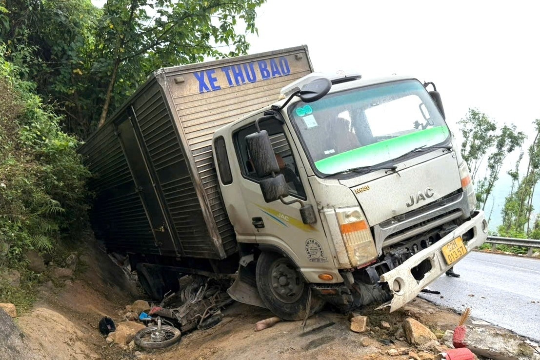 Xe thư báo tông xe máy trên đèo Cù Mông, 2 người thương vong