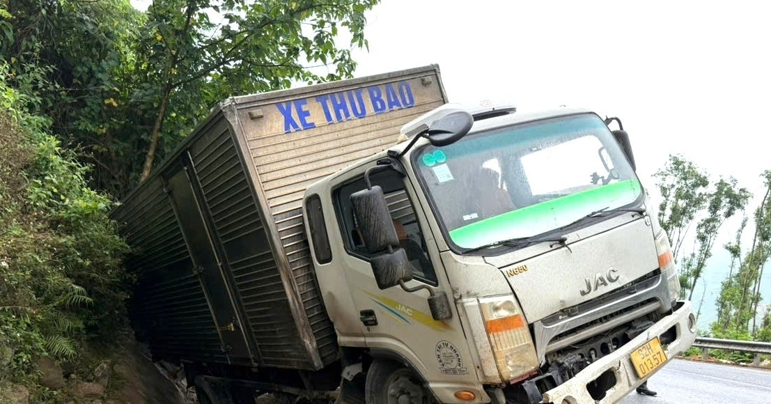 Xe thư báo tông xe máy trên đèo Cù Mông, 2 người thương vong