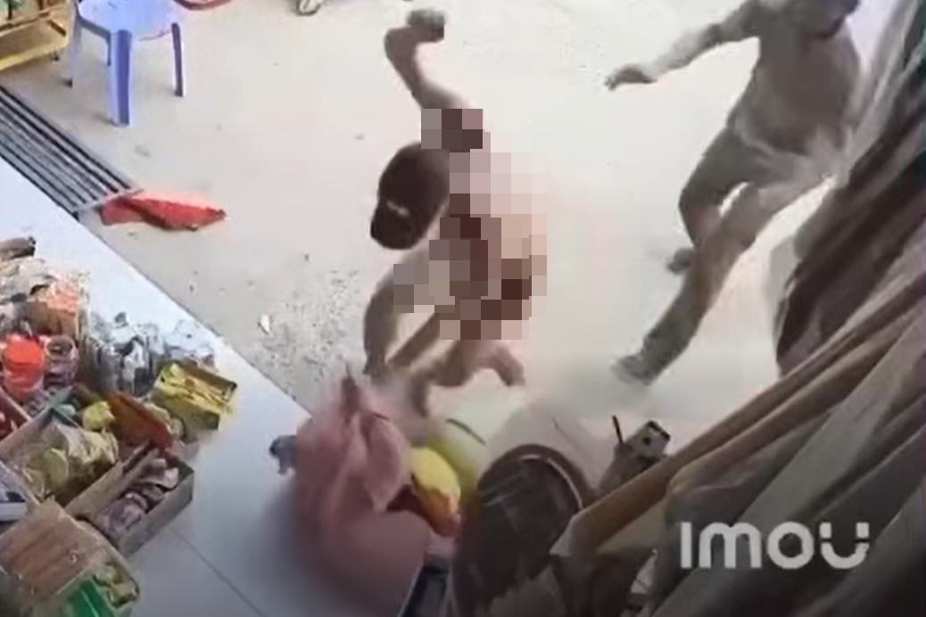 Xôn xao clip người đàn ông khỏa thân xông vào tiệm tạp hóa hành hung cô giáo
