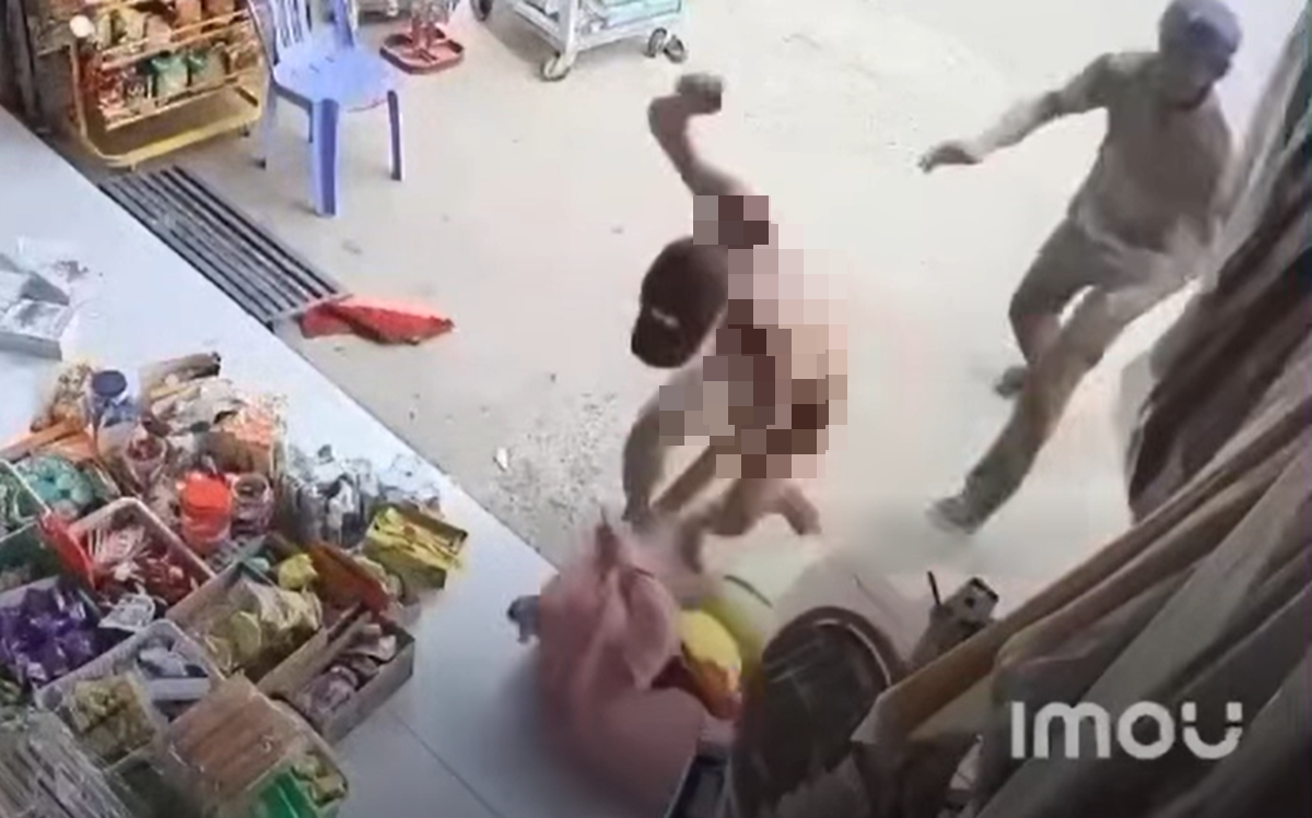 Xôn xao clip người đàn ông trần truồng xông vào tiệm tạp hóa hành hung cô giáo..png