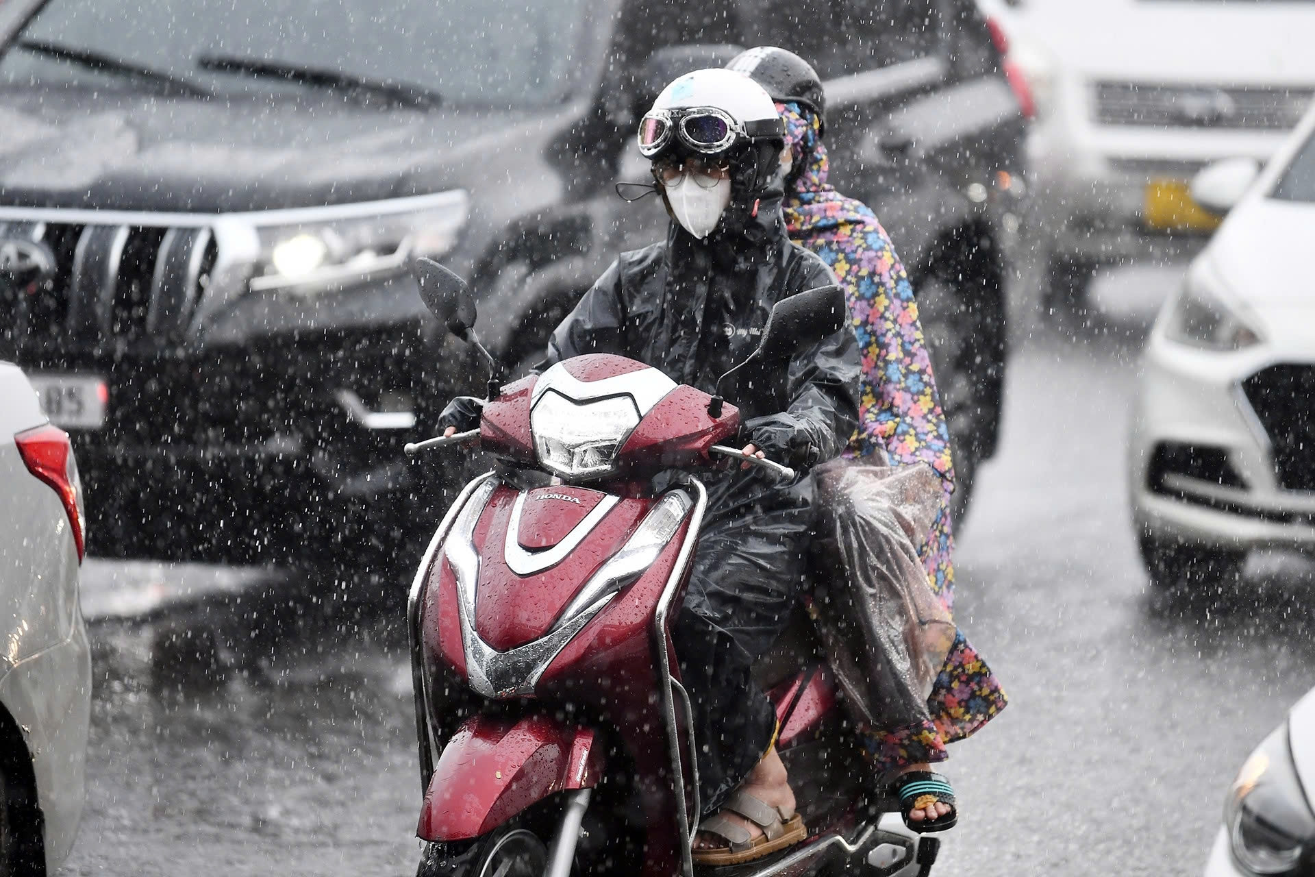 Dự báo thời tiết 27/4/2026: Hà Nội mưa giông, TPHCM nắng nóng ngày cuối nghỉ lễ