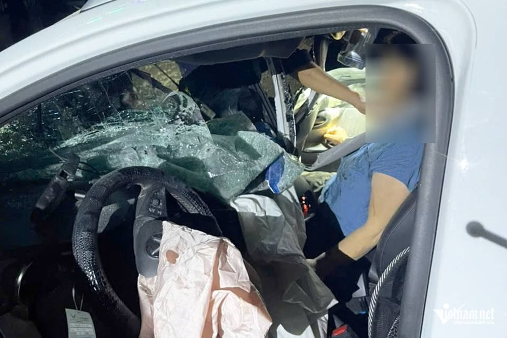  Bản tin sáng 26/4: Ô tô con biến dạng sau cú tông, người phụ nữ kẹt ở ghế phụ 