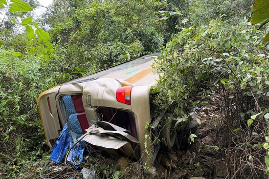  Bản tin chiều 26/4: Xe khách chở 25 người lao xuống vực sâu, 2 người tử vong 