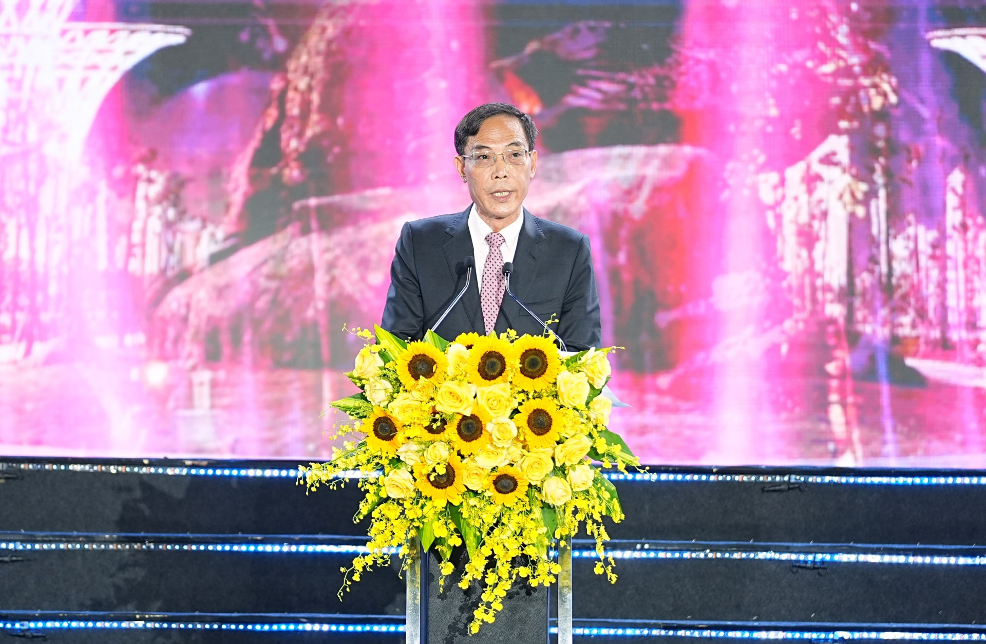 a3Quảng trường biển Sầm Sơn.JPG