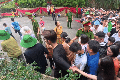  Biển người trẩy hội Đền Hùng, cảnh sát căng mình điều tiết, phân luồng 