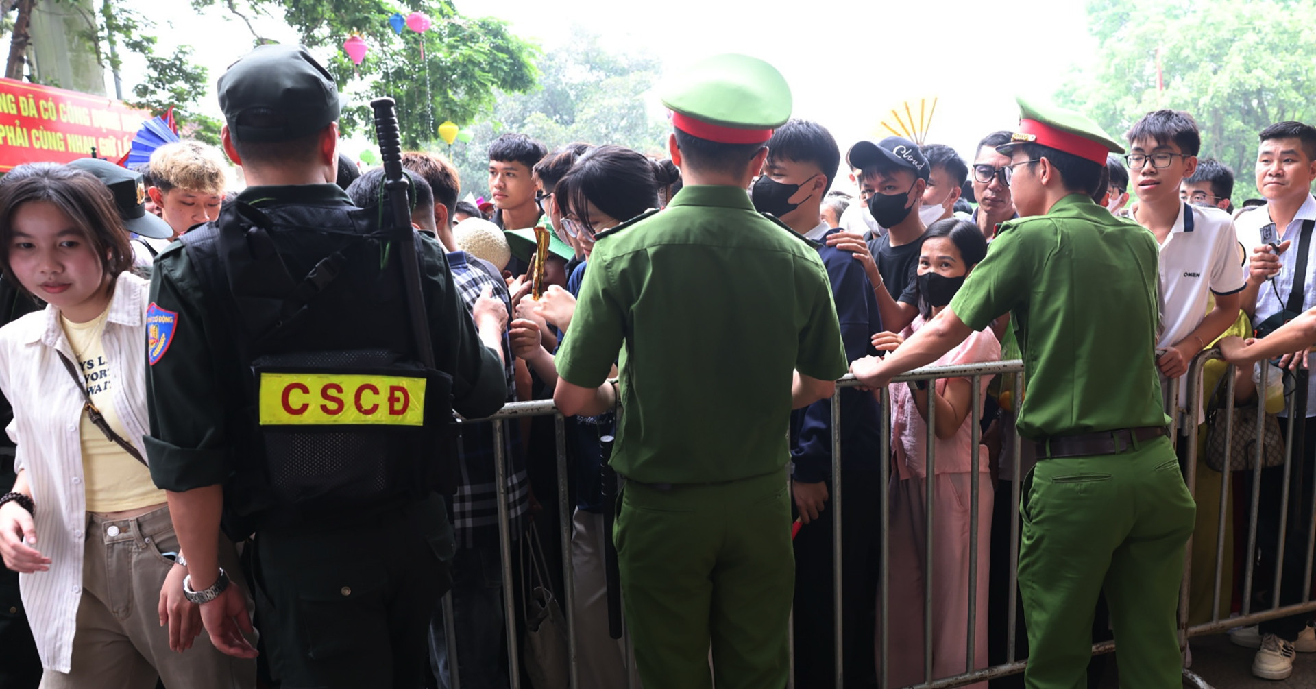 Biển người trẩy hội Đền Hùng, cảnh sát căng mình điều tiết, phân luồng