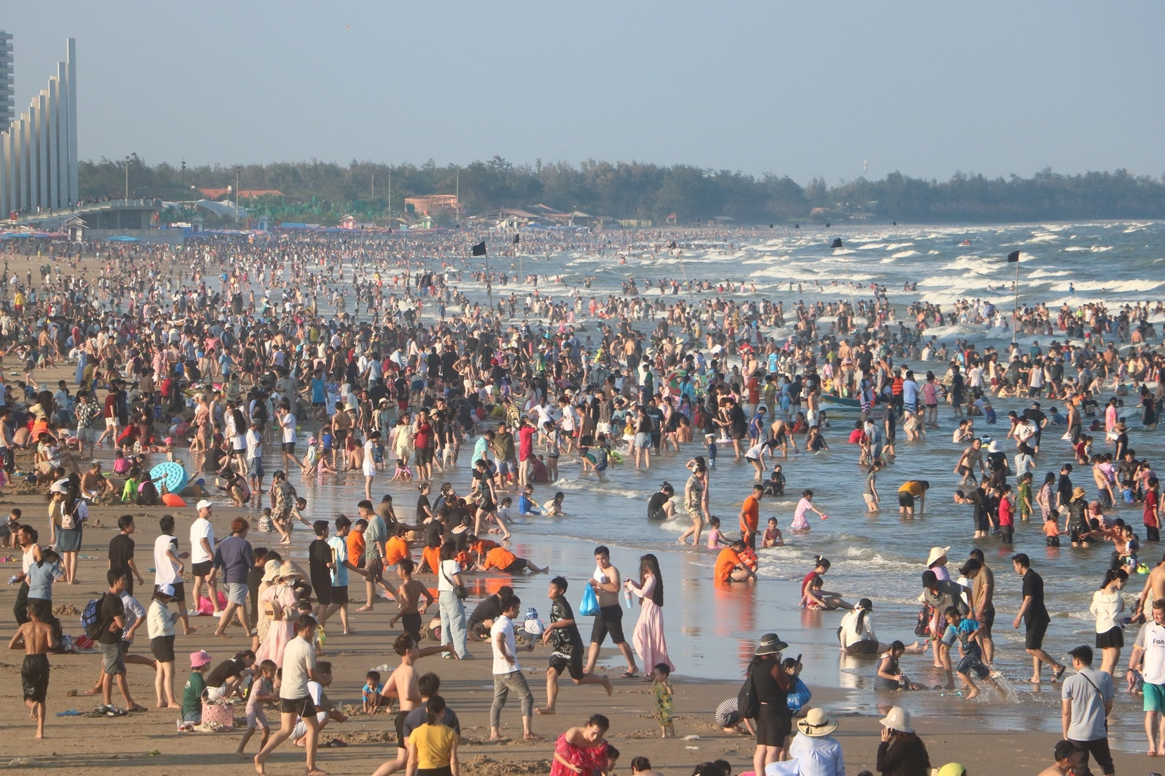 Biển Vũng Tàu đông nghẹt ngày Giỗ Tổ, du khách chen chân tắm mát từ sớm 