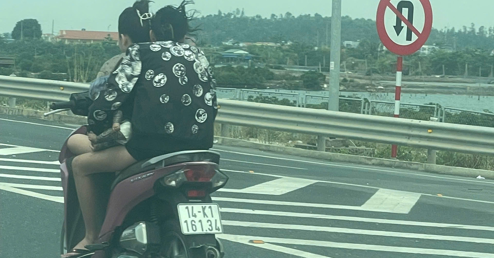 Hai phụ nữ &amp;apos;đầu trần&amp;apos; lạng lách xe máy trên cao tốc, người ngồi sau ôm búp bê