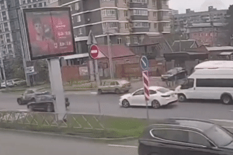 Cố vượt phải với tốc độ cao, xe buýt bị mất lái rồi lật ngang