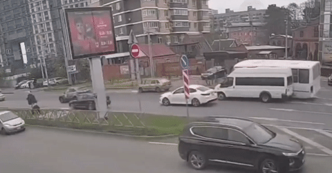 Xe buýt vượt ẩu tốc độ cao, mất lái rồi lật ngang trên đường