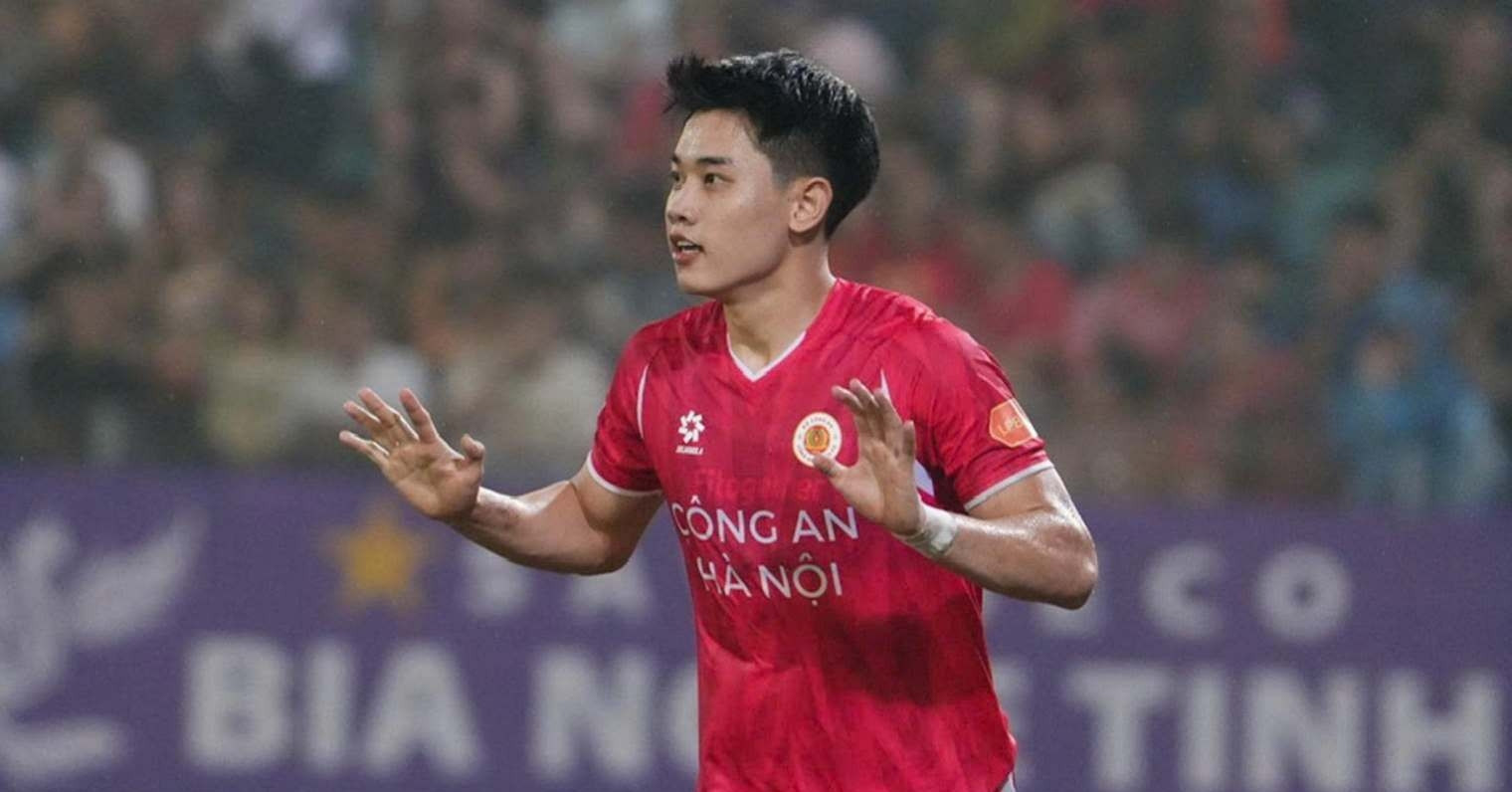 Đình Bắc đi vào lịch sử V-League sau cú hat-trick vào lưới SLNA