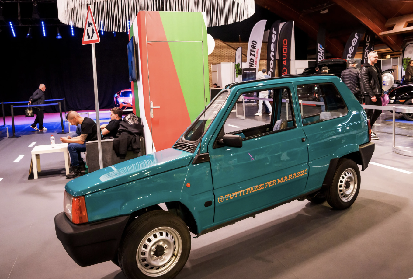 Độc lạ chiếc Fiat Panda xẻ đôi, tạo thành ô tô nhỏ nhất thế giới, chỉ rộng 50cm
