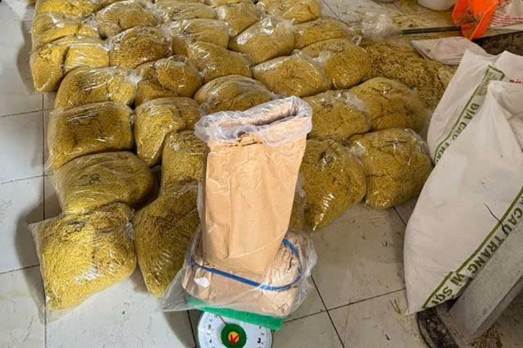Công an TPHCM đột kích cơ sở 12 năm sản xuất 2.800 tấn mì trộn chất cấm của cặp vợ chồng