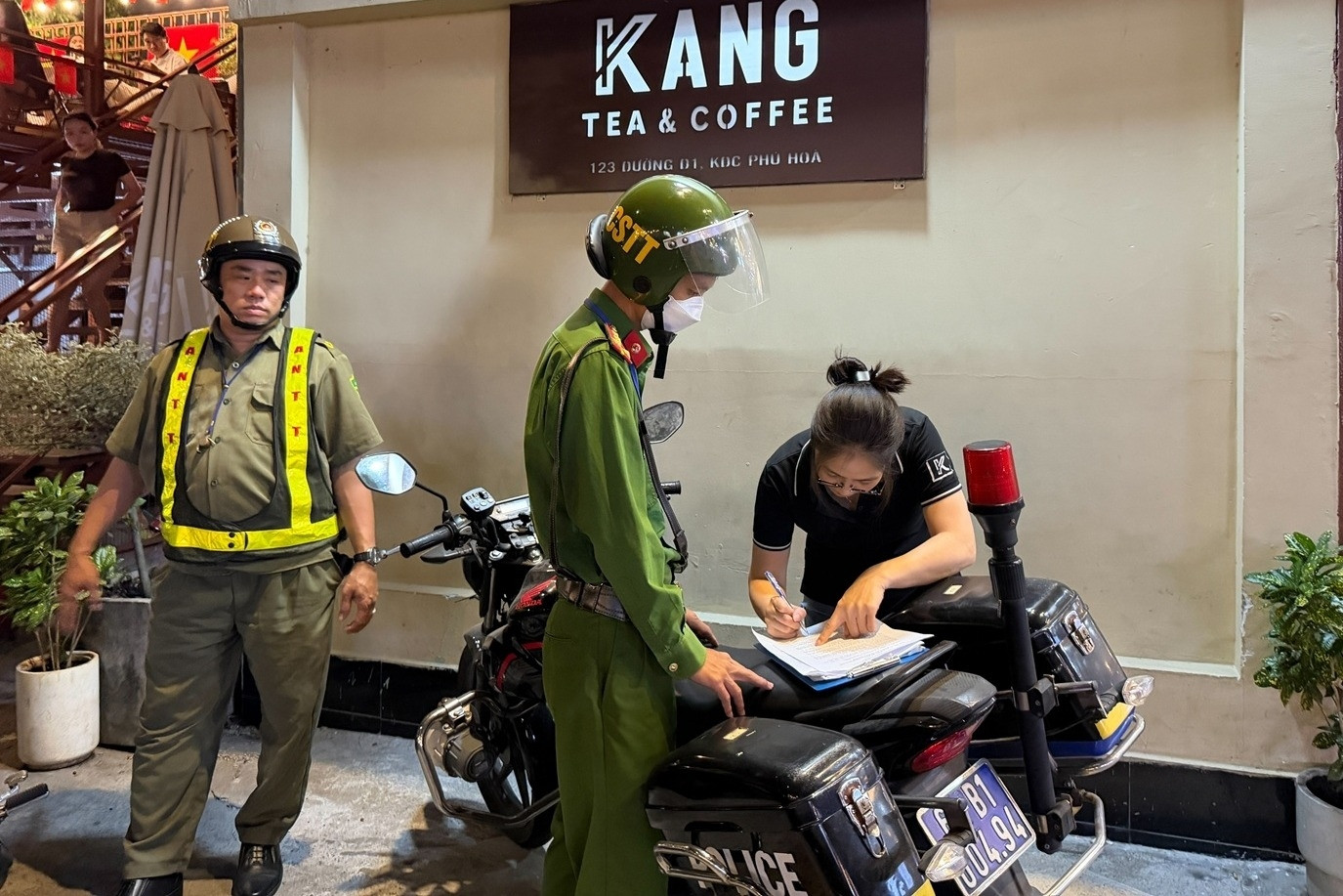 Hàng loạt quán chiếm dụng vỉa hè, lòng đường ở TPHCM nhận 'phiếu' phạt