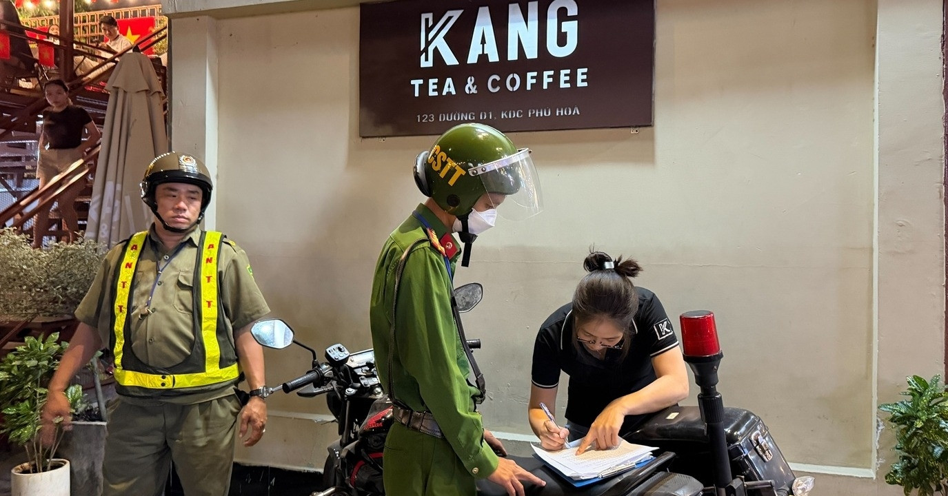 Hàng loạt quán chiếm dụng vỉa hè, lòng đường ở TPHCM nhận &amp;apos;phiếu&amp;apos; phạt