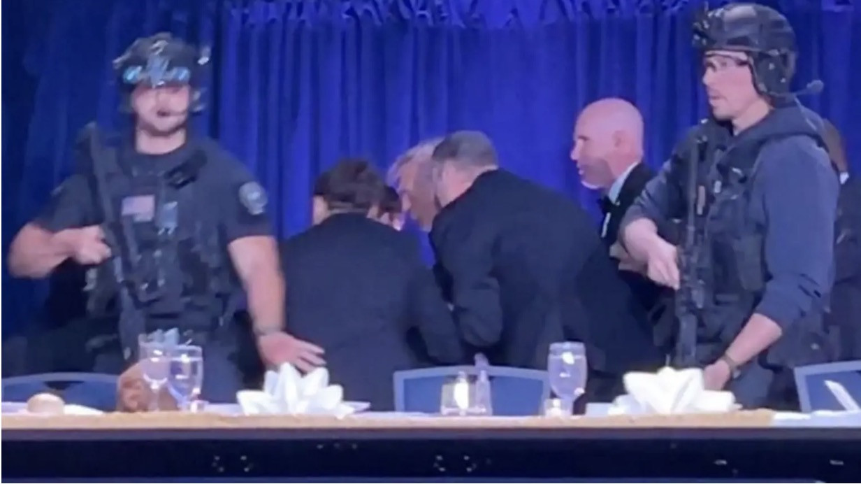 Mật vụ sơ tán Tổng thống Trump khỏi sự kiện. Ảnh: BBC