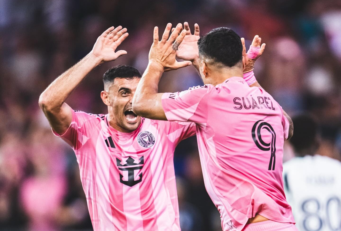 Messi 'tắt điện', Inter Miami thoát thua trên sân nhà