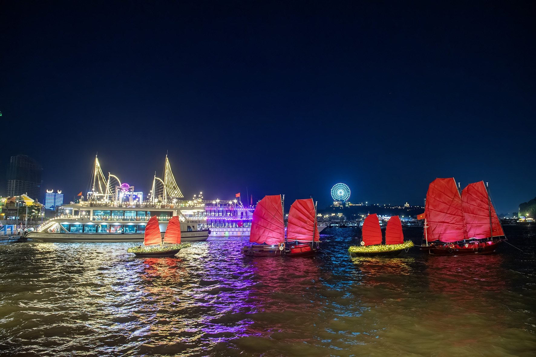  Nghìn du khách nô nức xem tái hiện thuyền buồm trên vịnh Hạ Long dịp nghỉ lễ 