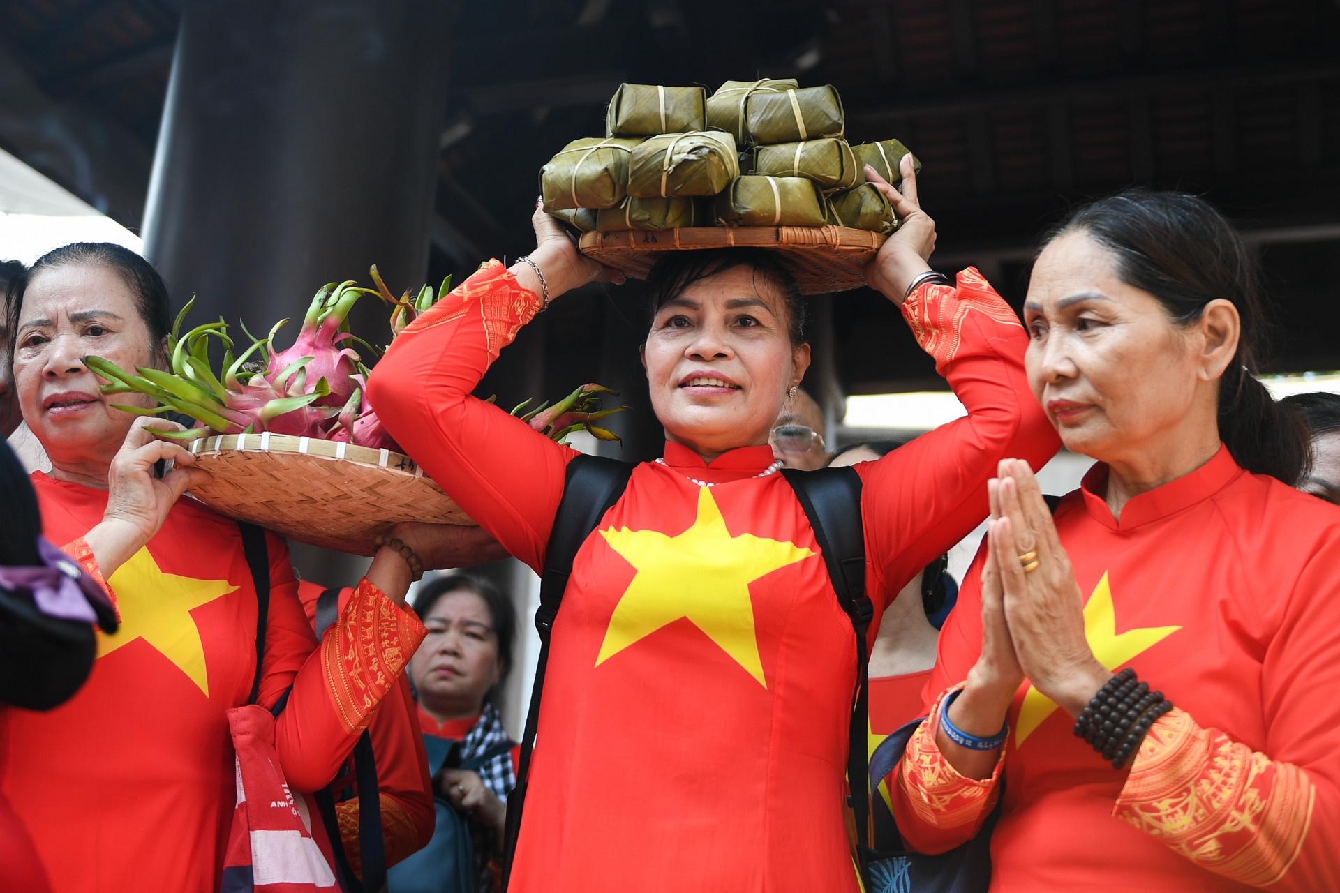 Người dân từ khắp nơi đội lễ tới dâng hương Giỗ Tổ Hùng Vương tại TPHCM